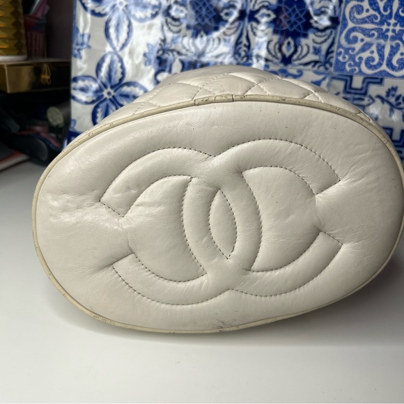 CHANEL Cream Shoulder Bag with Gold Chain - Picture 5 of 8